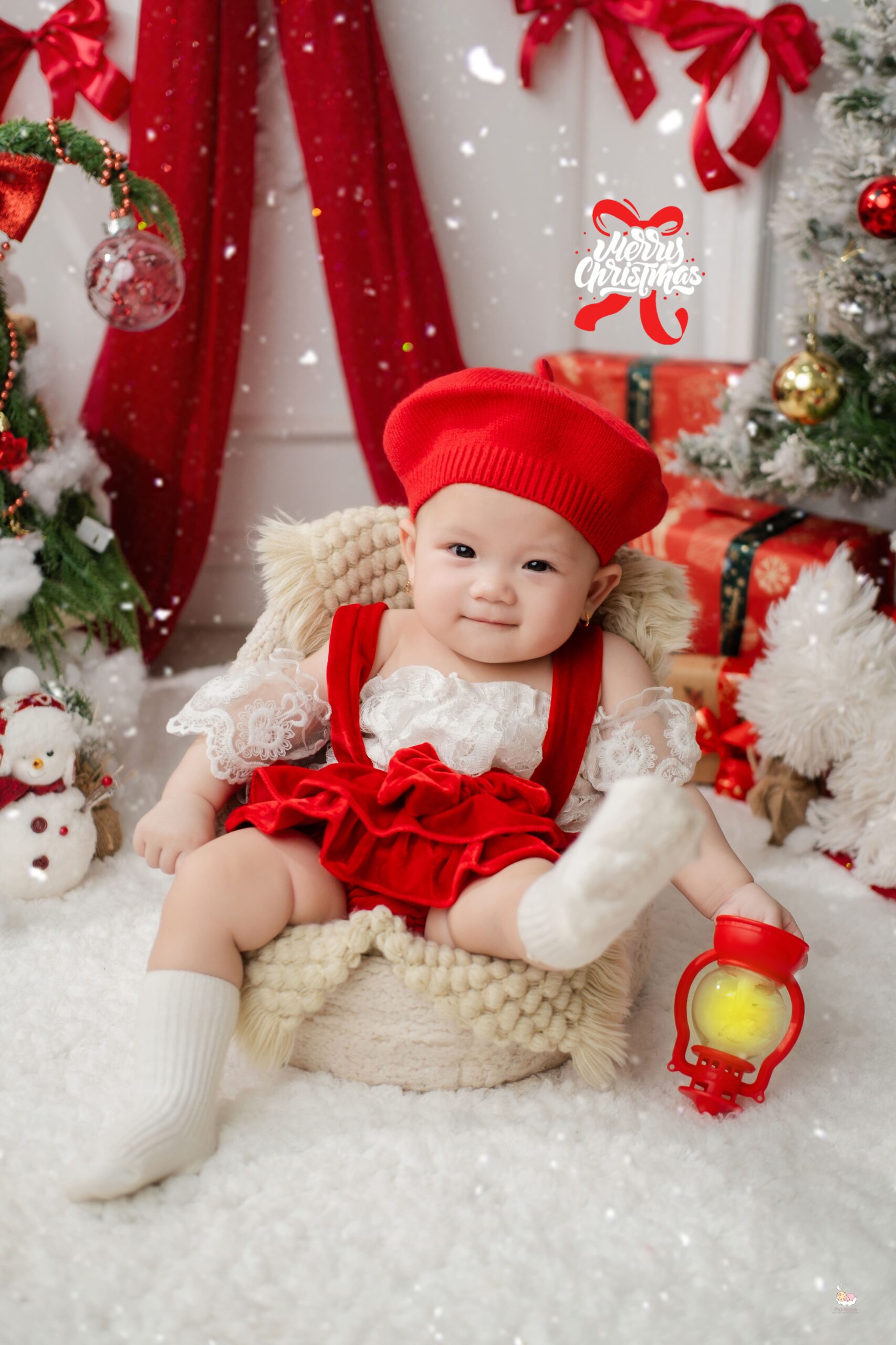 Chụp Noel quán cà phê và studio: Ba mẹ nên chọn cách nào?