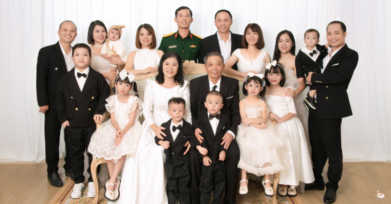 Nên chụp ảnh đại gia đình ở studio hay tại nhà? Câu trả lời không đơn giản như bạn nghĩ