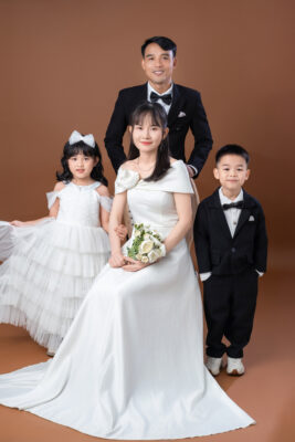 Phối đồ chụp ảnh gia đình studio: 4 tone màu đơn giản mà đẹp