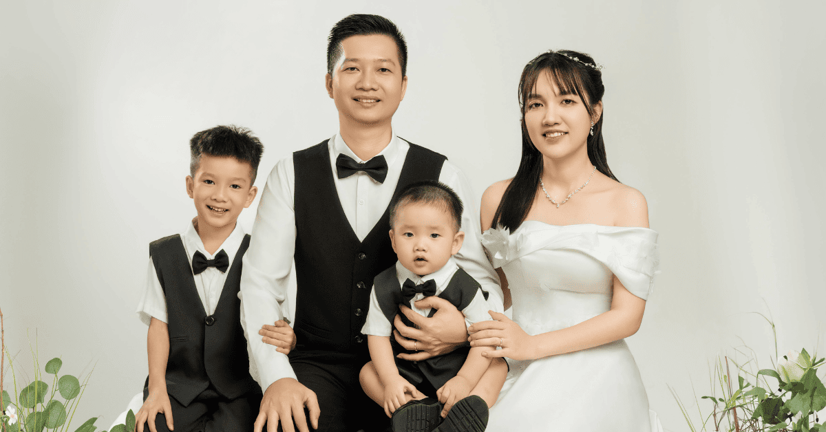 Chụp ảnh gia đình tại studio: Có cần thuê trang phục, trang điểm không?