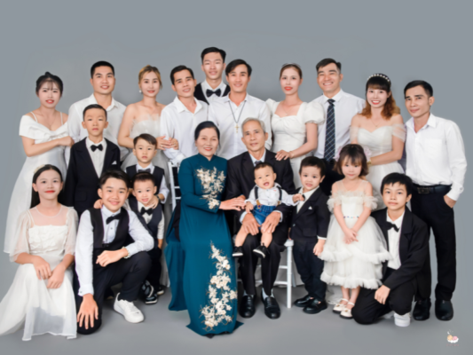 Không gian nào lý tưởng để chụp ảnh đại gia đình: Nhà riêng hay studio?